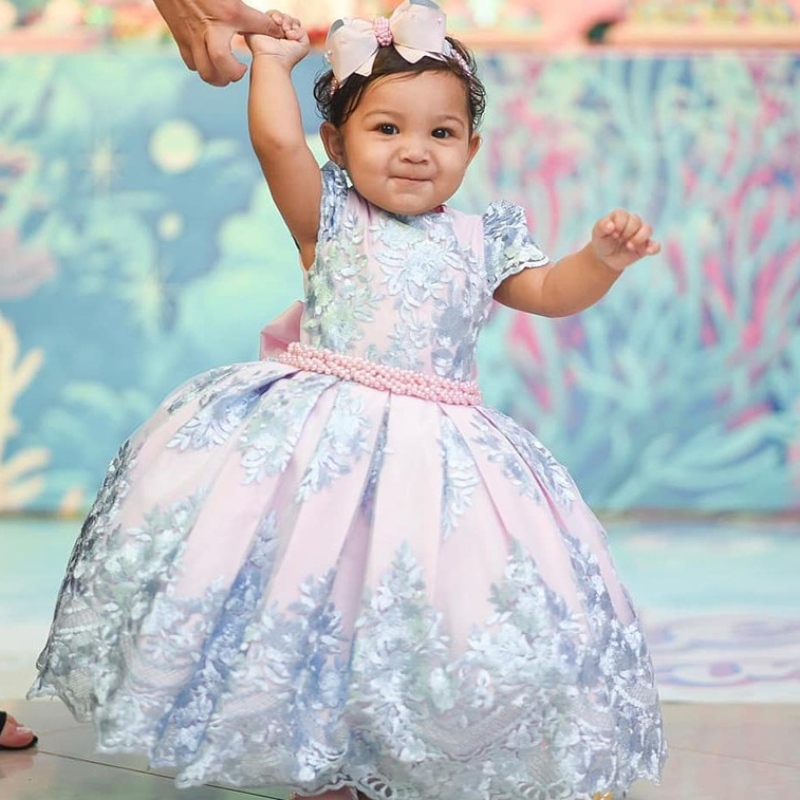 Robe de fête imprimée de fleur de fille élégante