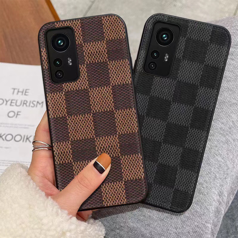 Il convient au boîtier de téléphone mobile de luxe Xiaomi12Pro. Il est complètement enveloppé avec un grand cuir d'imitation de marque à la main. C'est un étui en cuir protecteur à l'épreuve et à la grattement