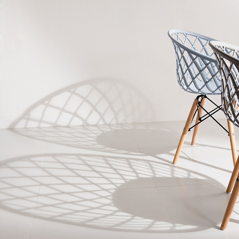 Vente chaude Nordic Design Style Restaurant Chaise en plastique de salle à manger blanc lourd avec des jambes en bois