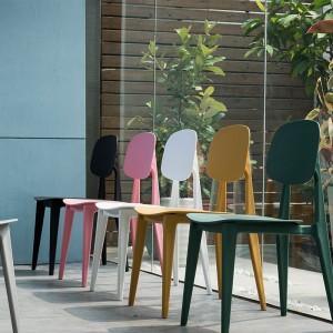 Chaises en plastique colorées confortables meubles de restaurants chaise de café en plastique empilable