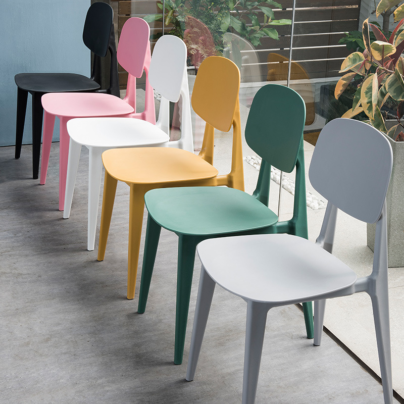 Chaises en plastique colorées confortables meubles de restaurants chaise de café en plastique empilable