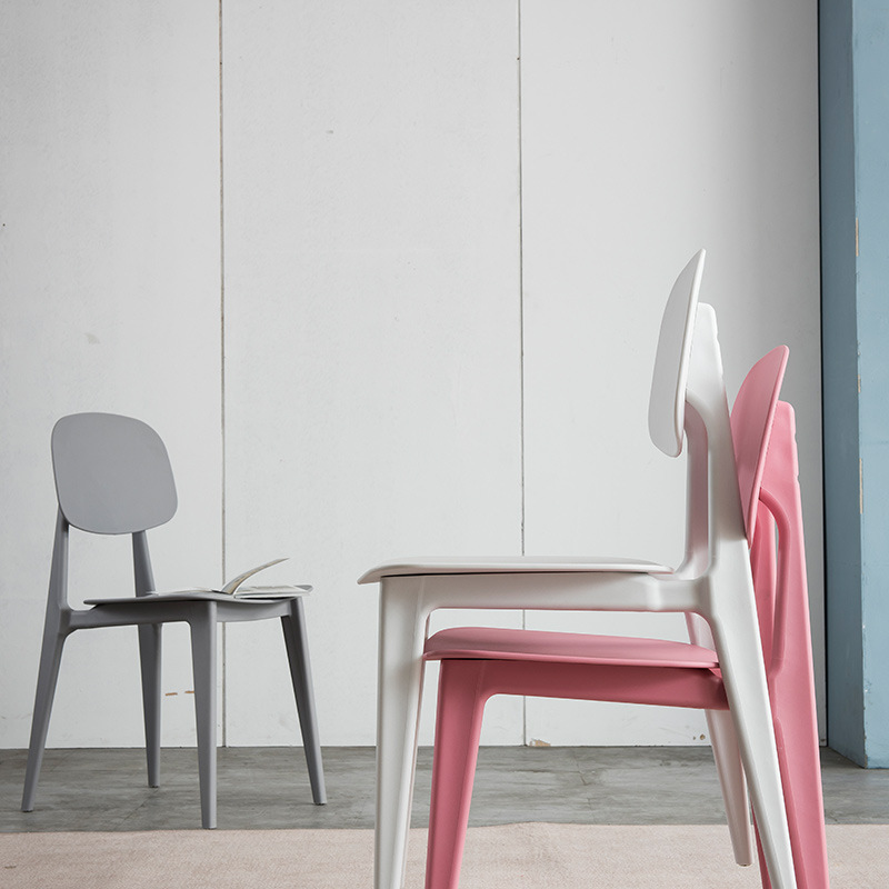 Chaises en plastique colorées confortables meubles de restaurants chaise de café en plastique empilable