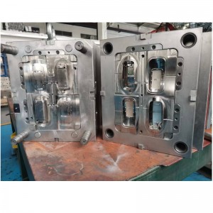 Trois ensembles de moules d\'injection