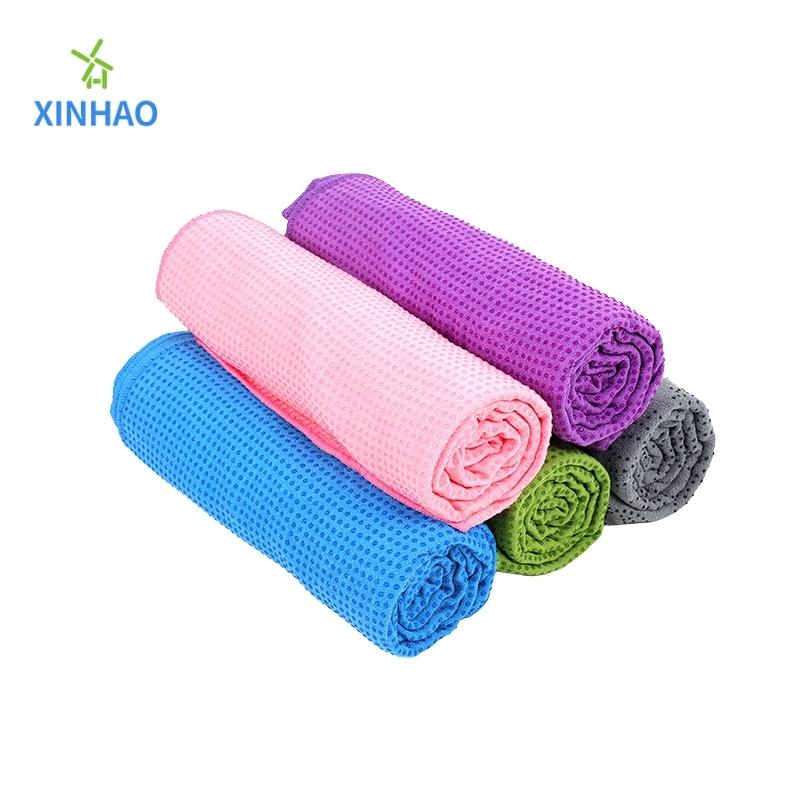 Une variété de couleurs serviette de yoga de couleur de couleur unie en microfibre en microfibre en gros, PVC Silicone Point Anti-Slip Skin-Frimly, adapté à la forme physique, au yoga, au pilates, au yoga à haute température