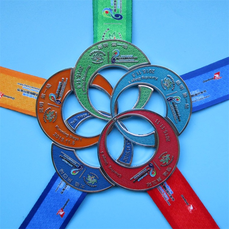 Cinq médailles de combinaison de souvenirs de l'événement sportif