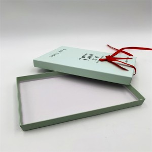 Boîte cadeau avec ruban