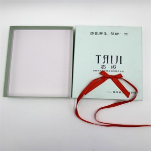 Boîte cadeau avec ruban