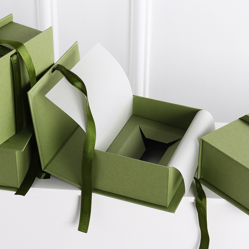 Boîte-cadeau en forme de livre personnalisée avec soie