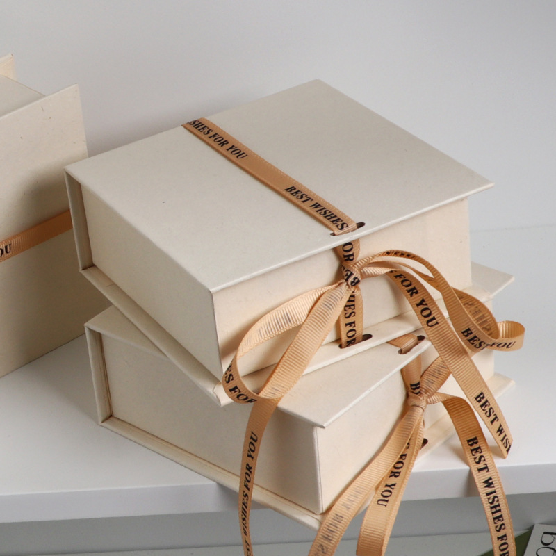 Boîte-cadeau en forme de livre personnalisée avec soie