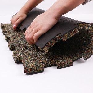 Tapis en caoutchouc imbriqué