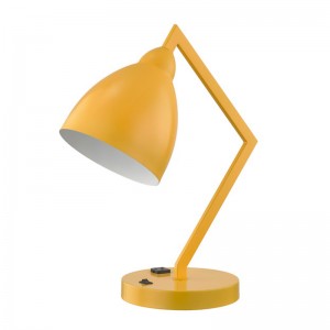 Lampe de bureau avec un bras en métal fixe et une tête avec une prise de courant intégrée et un interrupteur à bascule sur la base de la salle