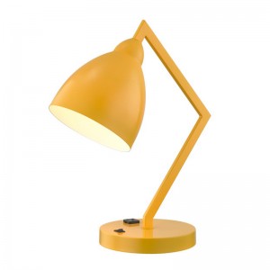 Lampe de bureau avec un bras en métal fixe et une tête avec une prise de courant intégrée et un interrupteur à bascule sur la base de la salle