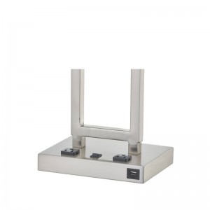 Lampe de bureau Gatsby avec finitionnickel brossée, deux prises, un commutateur à bascule sur/off et un port USB