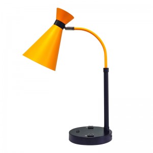 La lampe de bureau de deux tons avec finitionnoire et jaune clair, un interrupteur à bascule sur/off et deux points de vente pratiques dans la salle d\'hôtes