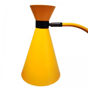 La lampe de bureau de deux tons avec finitionnoire et jaune clair, un interrupteur à bascule sur/off et deux points de vente pratiques dans la salle d\'hôtes