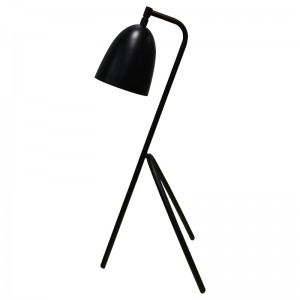 Lampe de bureau à trois jambes avec finitionnoire et un interrupteur à bascule sur/off en ligne à la salle d\'hôtes