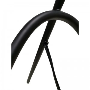 Lampe de bureau à trois jambes avec finitionnoire et un interrupteur à bascule sur/off en ligne à la salle d\'hôtes