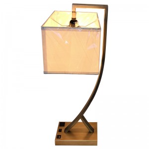 Lampe de bureau de finition en argent antique avec un interrupteur à bascule sur/off, une sortie pratique et un port de chargement USB à la salle d\'hôtes