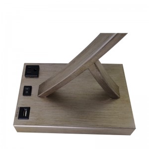 Lampe de bureau de finition en argent antique avec un interrupteur à bascule sur/off, une sortie pratique et un port de chargement USB à la salle d\'hôtes