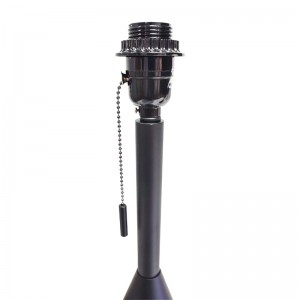 Lampe de bureau à finitionnoire avec un interrupteur de chaîne de traction dans la salle d\'hôtes