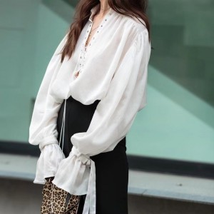 Chemise à manches longues blanches françaises 2023 Nouvelle manche évasée Tempérament mince en V Send de conception de chemise à col