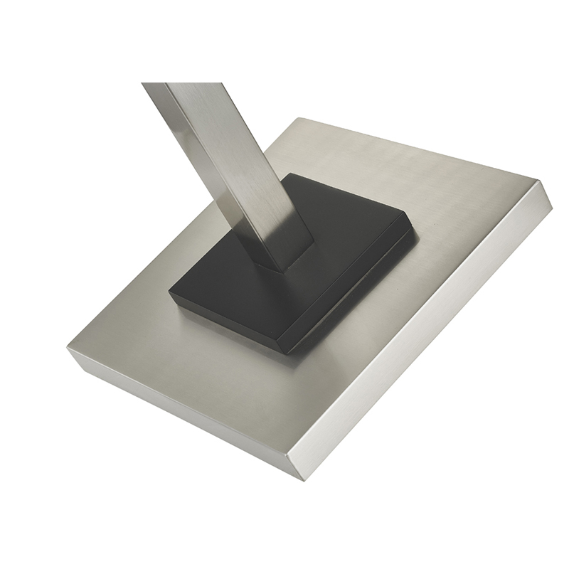 Lampadaire en métal hôtel avec finitionnickel brossée et accentnoir à la salle d\'or