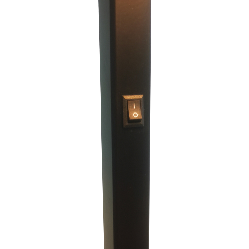 Canapé de l\'hôtel Waterwalk à côté de lampadaire avec finitionnoire mate à la salle d\'or