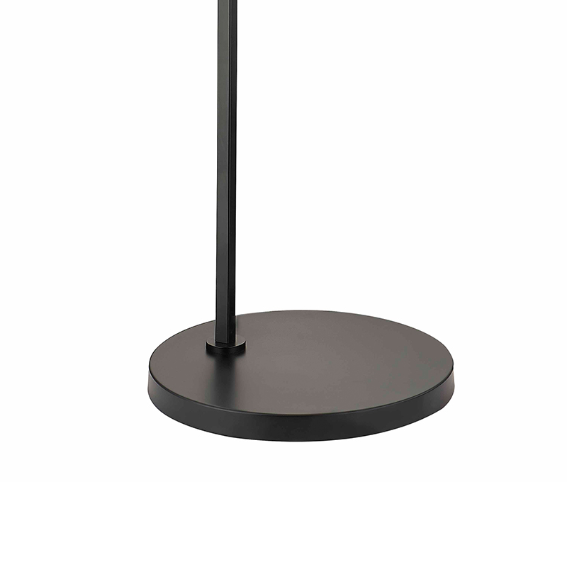 Canapé de l\'hôtel Waterwalk à côté de lampadaire avec finitionnoire mate à la salle d\'or