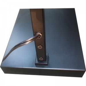 Lampadaire de l\'hôtel Waterwalk avec finitionnoire mate au canapé à côté de la salle d\'or