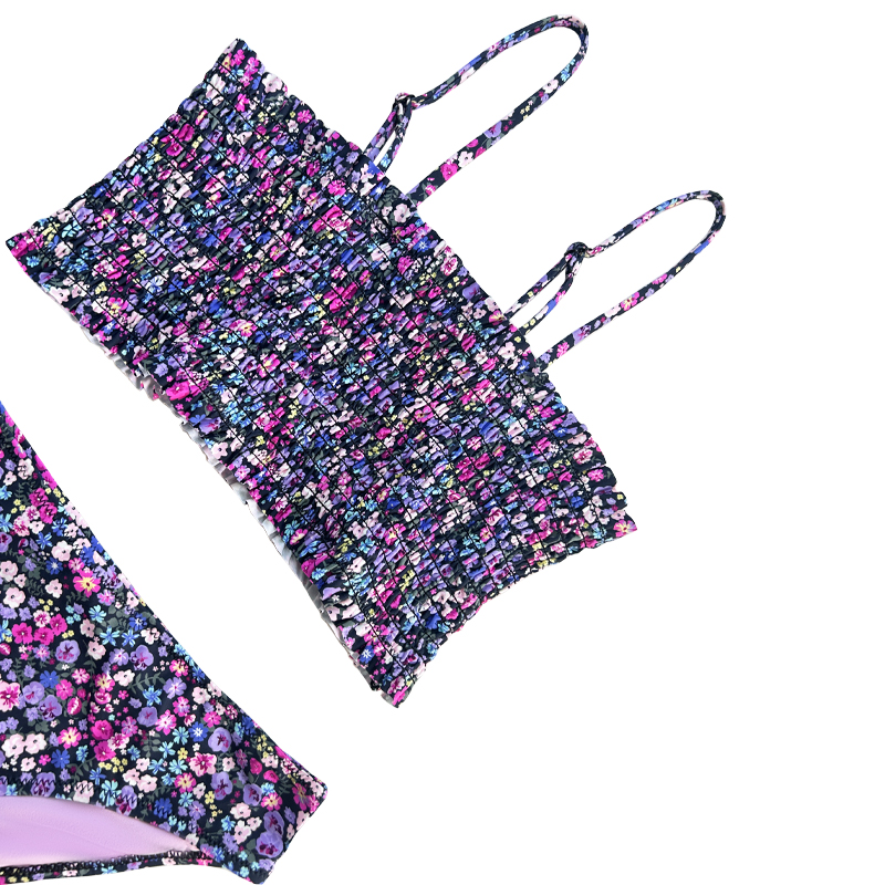 Swimsuit des enfants en deux pièces avec cordon de fleurs violettes.