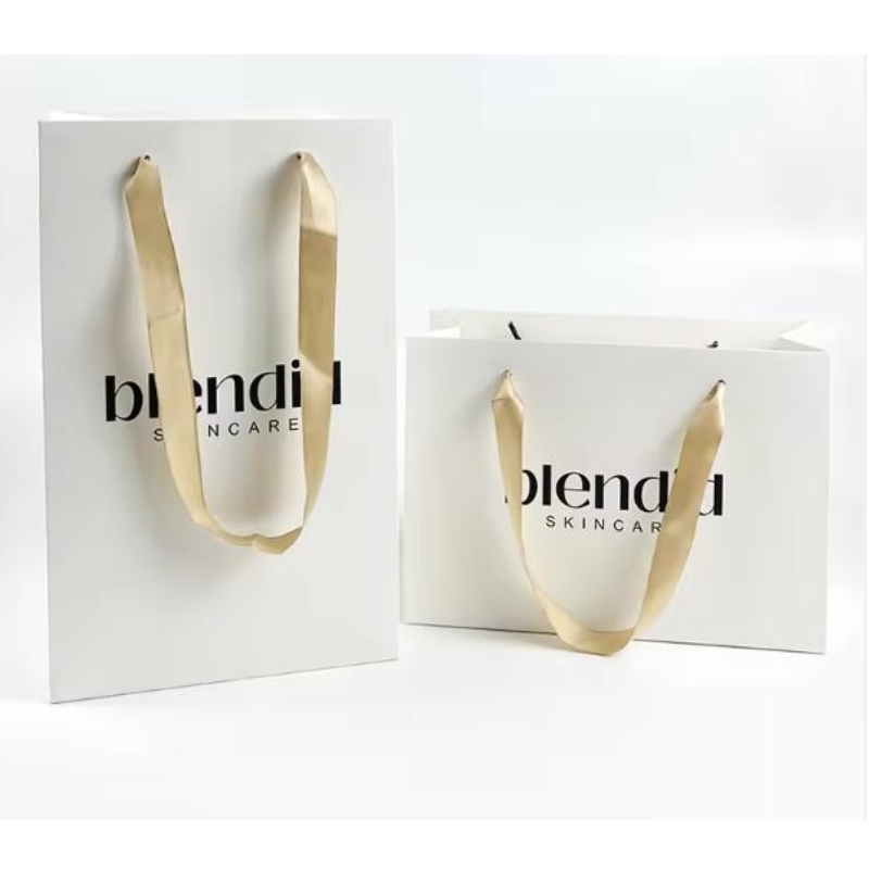 Sacs en papier imprimés en carton Luxury White Kraft Paper Sac avec poignée de ruban pour sac à provisions avec votre propre logo
