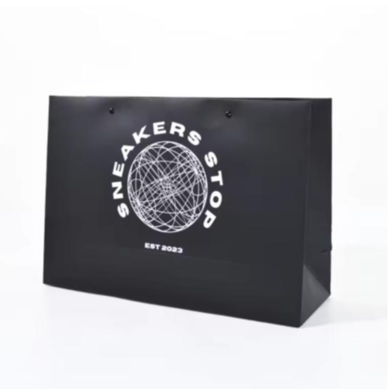 Logo personnalisé Matt Black Paper Clothing Packaging Gift Paper Sac à provisions Sac de luxe Sacs en papier avec poignée de ruban