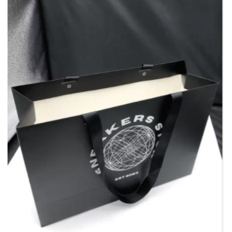 Logo personnalisé Matt Black Paper Clothing Packaging Gift Paper Sac à provisions Sac de luxe Sacs en papier avec poignée de ruban