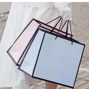 Vêtements de luxe personnalisé sac d\'emballage de vente au détail sac cadeau blanc bolsas de papel shopping en papier d\'emballage avec des poignées pour vêtements