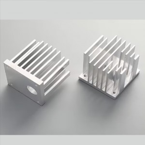 Service d\'estampage de pièces de soudage de découpe laser de tôle CNC personnalisé, fabrication de traitement de poinçon de tôle en aluminium