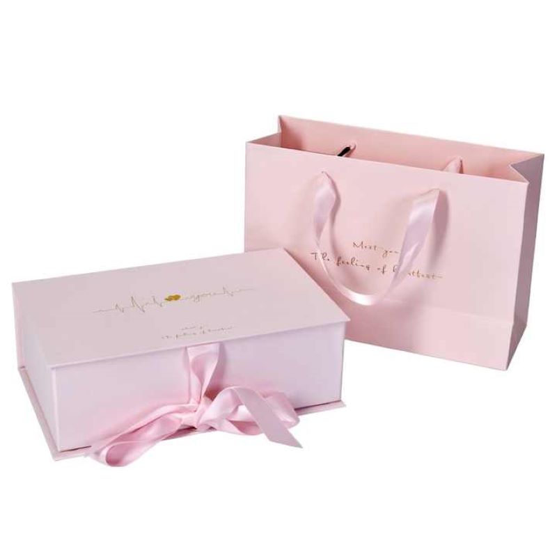 Coffret cadeau en papier kraft blanc avec ruban