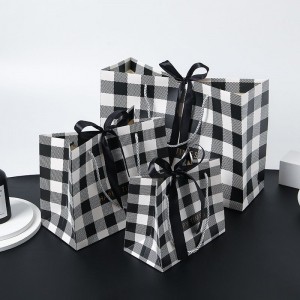 Sac cadeau chic en kraft à carreaux