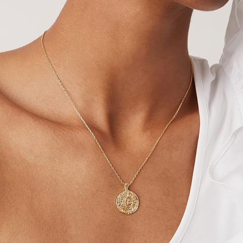 Collier pendentif Eternal Sunburst Radiance, un symbole d'énergie et d'élégance intemporelles