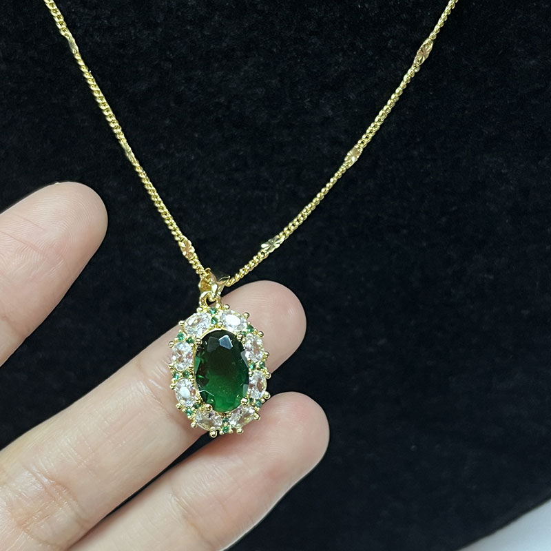 Regal Emerald Elegance Gold-Collier de pierre précieuse verte plaqué avec accents étincelants