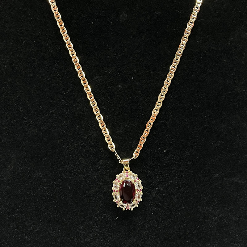 Collier Royal Ruby Halo avec diamant & Accents de saphir rose sur une chaîne en or 14 carats