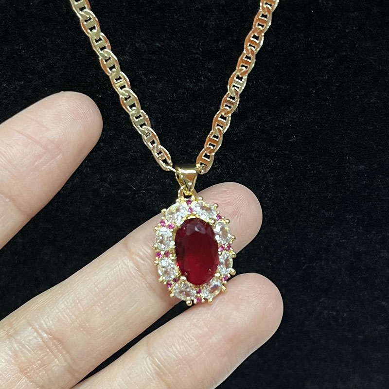 Collier Royal Ruby Halo avec diamant & Accents de saphir rose sur une chaîne en or 14 carats