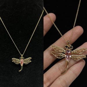 Collier pendentif libellule élégant avec des accents de cristal rose et de strass, or-Plaqué avec des ailes en filigrane complexe