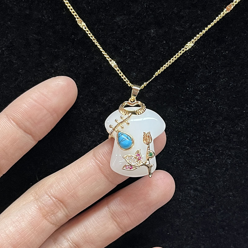 Élégant collier de pendentif chinois chinois Jade blanc avec de l'or-Détails floraux plaqués, turquoise & Accents de zircon vintage-Bijoux de mode inspirés pour les femmes