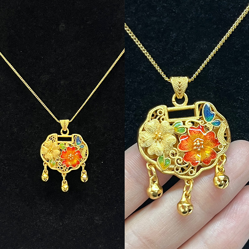 Or traditionnel chinois-Collier pendentif de verrouillage de longévité plaquée avec émail floral en filigrane et cloches chanceuses pour la protection et la prospérité