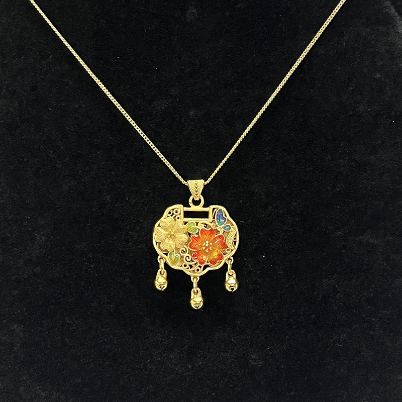 Or traditionnel chinois-Collier pendentif de verrouillage de longévité plaquée avec émail floral en filigrane et cloches chanceuses pour la protection et la prospérité