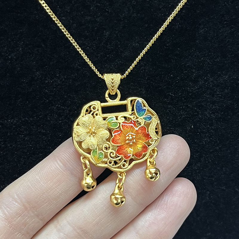 Or traditionnel chinois-Collier pendentif de verrouillage de longévité plaquée avec émail floral en filigrane et cloches chanceuses pour la protection et la prospérité