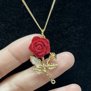 Or romantique-Collier pendentif rose en velours rouge plaqué avec strass-Feuilles ornées et design floral élégant pour l\'amour et la beauté