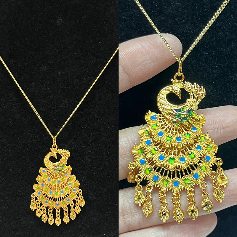 Or de luxe 18 carats-Collier pendentif paon plaqué à la main-Détails de l'émail peint et des charmes d'or pendants pour les femmes