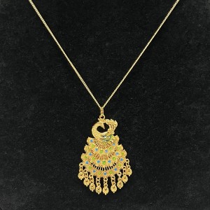 Or de luxe 18 carats-Collier pendentif paon plaqué à la main-Détails de l\'émail peint et des charmes d\'or pendants pour les femmes