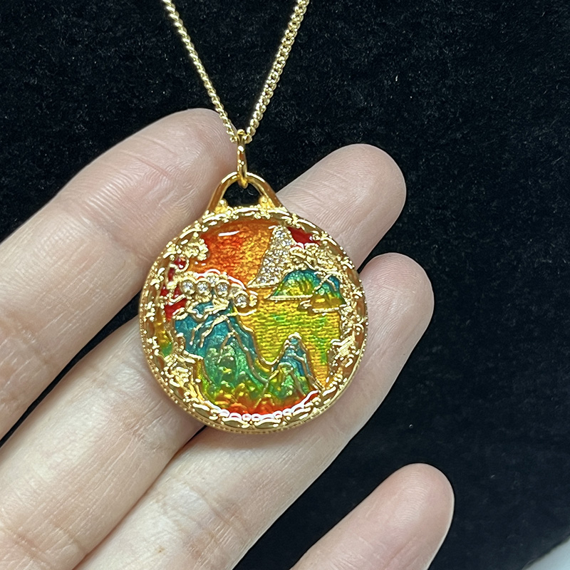 Collier pendentif paysage à la main de Cloisonne en émail avec placage en or 18k & Double gravé-Conception du côté